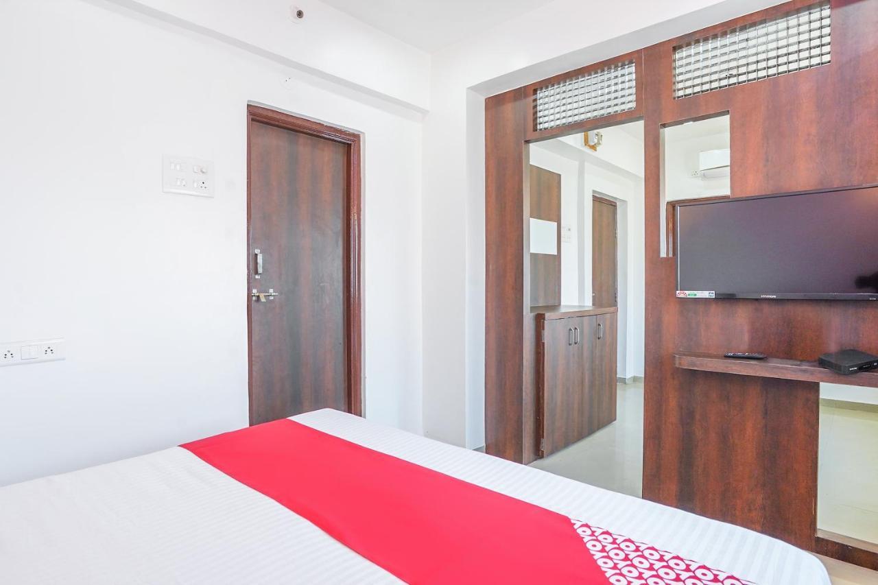 Oyo Flagship 70264 Hotel Vrindavan Mangvadi Kültér fotó